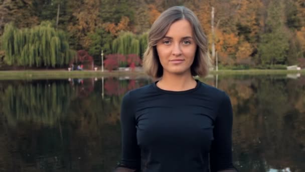 Mujer Deportiva Saltando Aire Libre Parque Está Mirando Cámara Otoño — Vídeo de stock