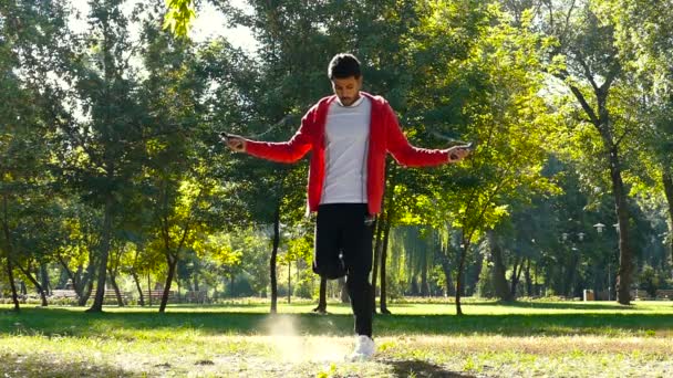 运动员用跳绳在公园里锻炼 慢动作 — 图库视频影像