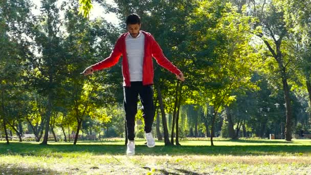 Entrenamiento Deportista Parque Con Saltar Cuerda Movimiento Lento — Vídeo de stock