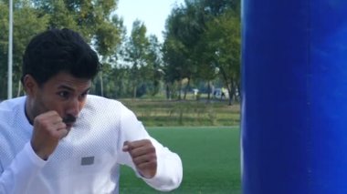 Genç adam boks açık havada spor zemin, pratik.