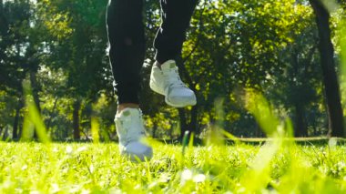 Erkek bacak ip atlama ile eğitim kapatın. Slowmotion.