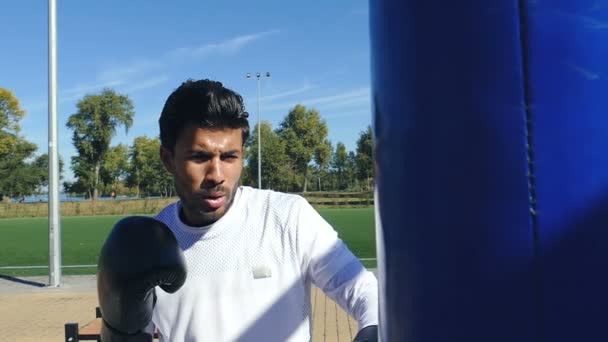 Retrato Boxeador Cansado Pie Cerca Del Saco Boxeo — Vídeos de Stock