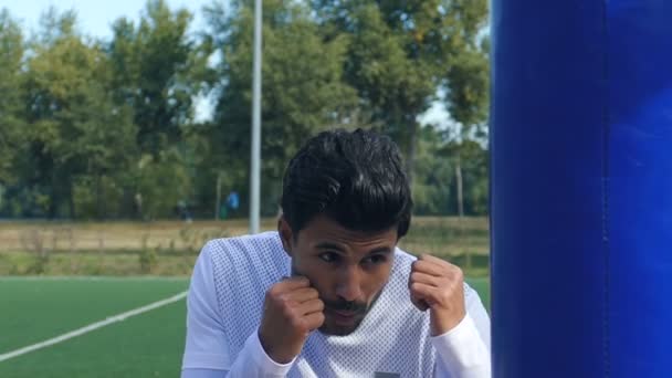 Joven Practicando Boxeo Aire Libre Campo Deportes — Vídeo de stock