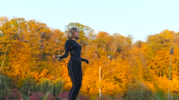 Femme Faisant Exercice Avec Corde Sautante Extérieur Dans Parc Mouvement — Video