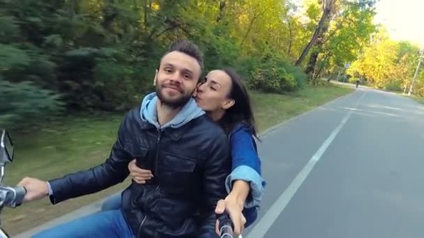 骑摩托车的幸福夫妇 拿着自拍和拍摄视频在动作相机上的妇女 — 图库视频影像