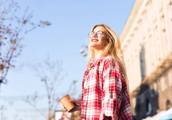 Unga Blonda Kvinnan Stående Gatan Hålla Kopp Kaffe Och Tittar Stockfoto