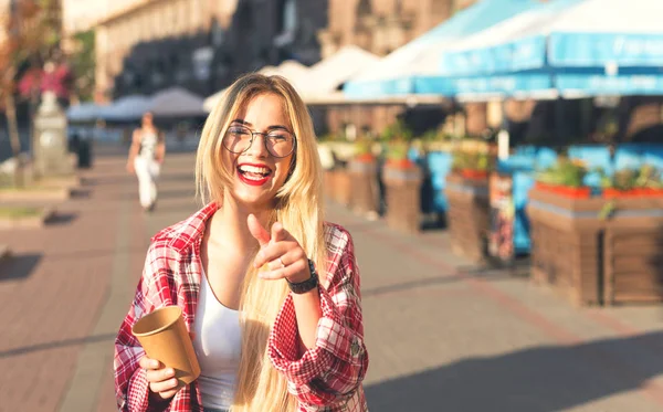 Смеющаяся Счастливая Блондинка Показывающая Руку Камеру Чашка Кофе Стоковое Изображение