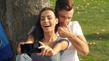 eğlenceli ve çekici selfies sahip ouple. Slowmotion.