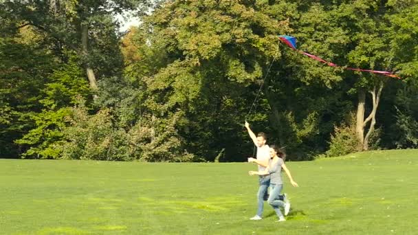 Pareja Corriendo Con Cometa Divirtiéndose — Vídeos de Stock