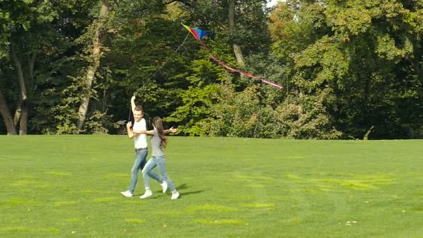 愉快的年轻夫妇跑 有乐趣与空气风筝 慢速运动 — 图库视频影像