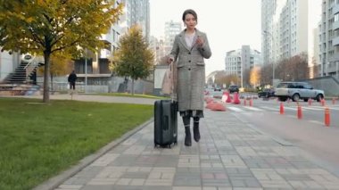 El çantası basılı tutup, yürüyen genç çekici kadın yan. Evet.