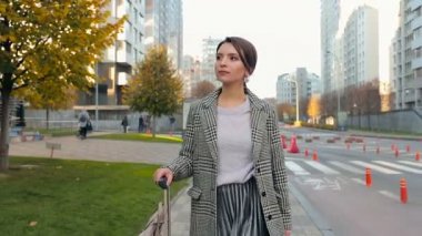 El çantası basılı tutup, yürüme çekici kadın yan.