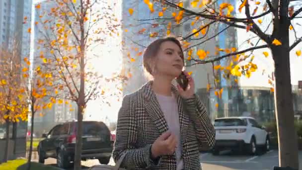 Retrato Una Joven Atractiva Mujer Hablando Teléfono Inteligente Mientras Camina — Vídeos de Stock