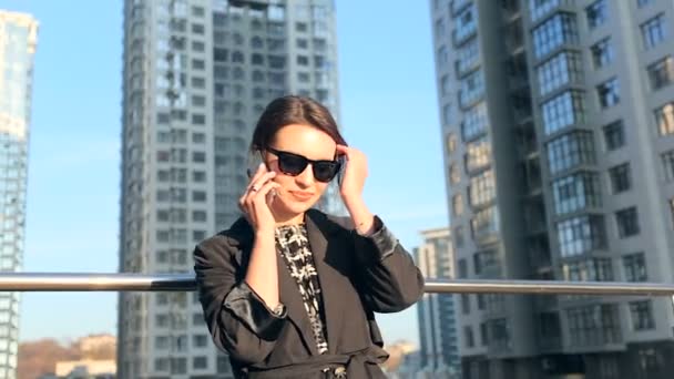 Mujer Las Gafas Sol Hablando Samartphone — Vídeos de Stock