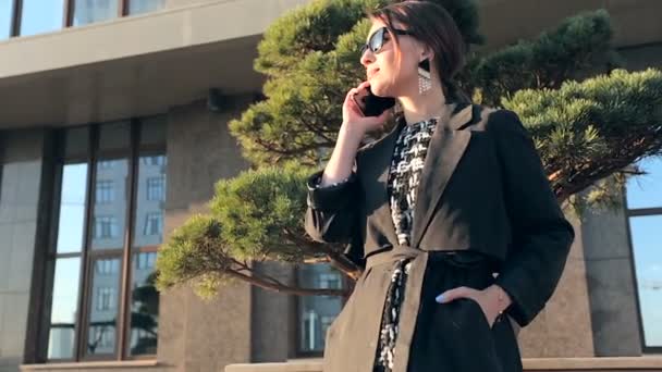 Mujer Elegante Hablando Teléfono Inteligente Pie Calle — Vídeos de Stock