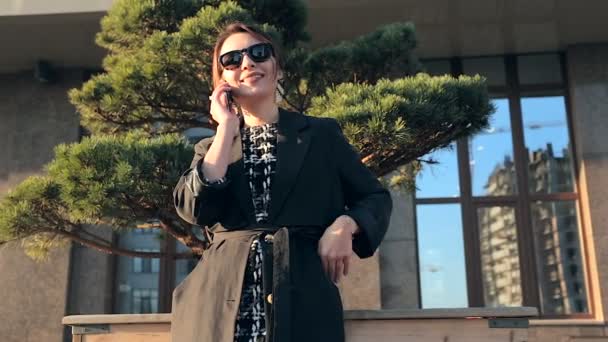 Elegante Donna Cappotto Occhiali Sole Che Parla Sullo Smartphone — Video Stock