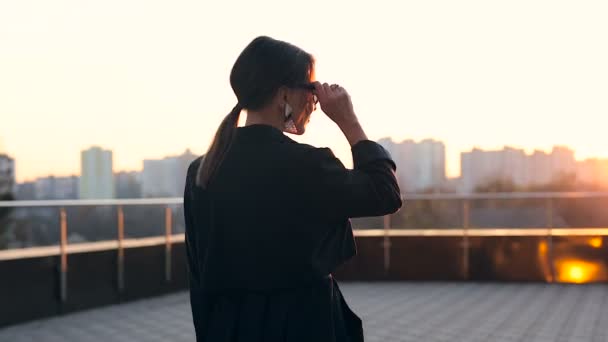 Femme Élégante Marchant Dans Rue Heure Coucher Soleil — Video