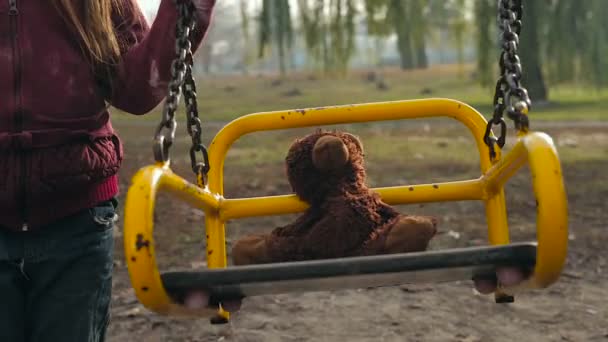 Arme Obdachlose Und Teddybär Auf Dem Spielplatz — Stockvideo
