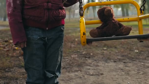 无家可归的小女孩在操场上玩泰迪熊 — 图库视频影像