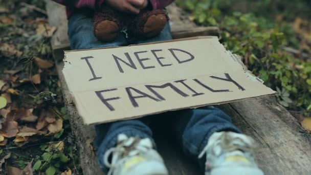 Papelão Com Sinal Preciso Família Deitado Nas Pernas Menina Criança — Vídeo de Stock