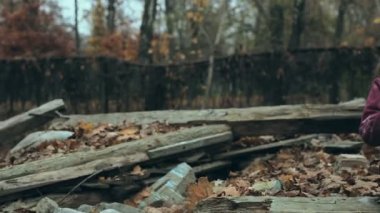 Enkaz, zavallı çocuk. Karton ev tutan. Kameraya bakıyor. Steadycam atış.