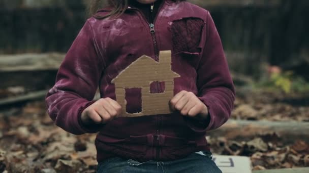 Retrato Menina Sem Teto Segurando Casa Papelão Olhando Para Câmera — Vídeo de Stock