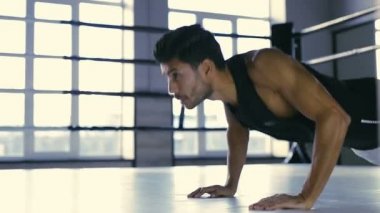 Egzersiz poxing yüzük, yukarı itin yapan sportif erkek.