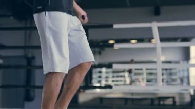 Sportif Erkek spor salonunda atlama.