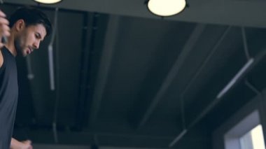 Sporcu spor salonunda ip atlama ile eğitim.