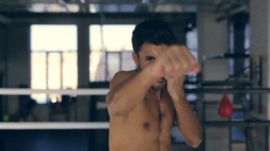 Kameraya bakarak ve boks eldivenleri sporcu.