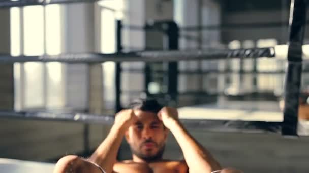 トレーニング腹部の筋肉と空気を打つボクシングのリングでスポーツマン 顔に焦点を当てる — ストック動画