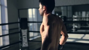 Boksör yüzüğe ayakta. Steadycam atış.