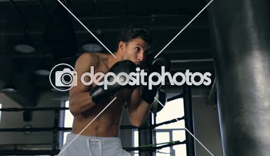 Kaslı adam zor eğitim boks. Boks yumruk isabet hızlı.