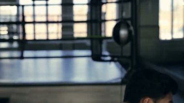 Boks eldivenleri yumruk isabet sporcu portresi.