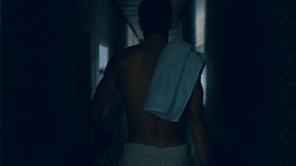 训练结束后 拳击手走在走廊上 — 图库视频影像