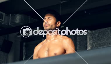 Spor salonunda ısınma kadar kaslı adam portresi.
