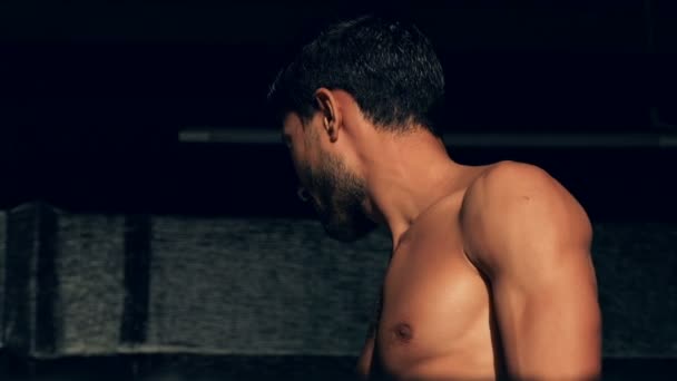 Porträtt Muskulös Man Stretching Gymmet — Stockvideo
