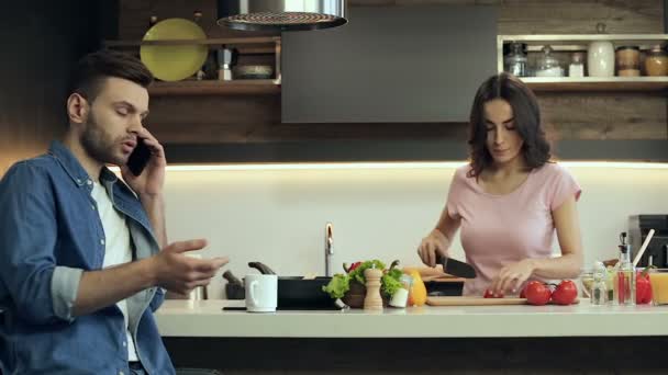 Casal Cozinha Jovem Mulher Prepearing Salada Enquanto Homem Bebendo Café — Vídeo de Stock