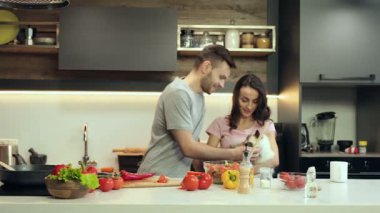 Yemek, eğlenmek ve mutfak kedi ile oynarken çift.