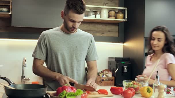 Fru Kramas Och Kyssas Make Lyckligt Par Matlagning Vid Köket — Stockvideo