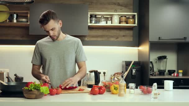 Pareja Joven Cocinando Divirtiéndose Novia Buen Humor Tonteando Tomando Paz — Vídeos de Stock