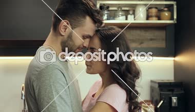 Yakın çekim. Mutlu genç çifte sarılma ve öpüşme.