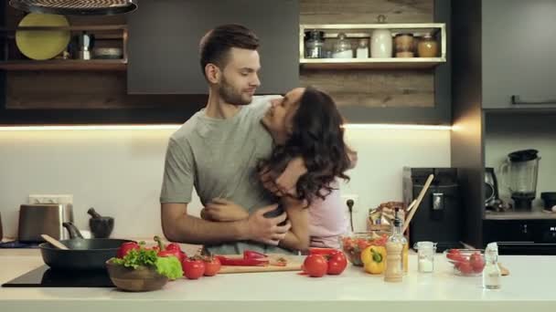 Jovem Casal Feliz Cozinha Abraço Smilimg Olhando Para Câmera — Vídeo de Stock