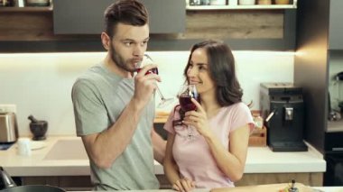 Genç çift mutfak şarap içme.