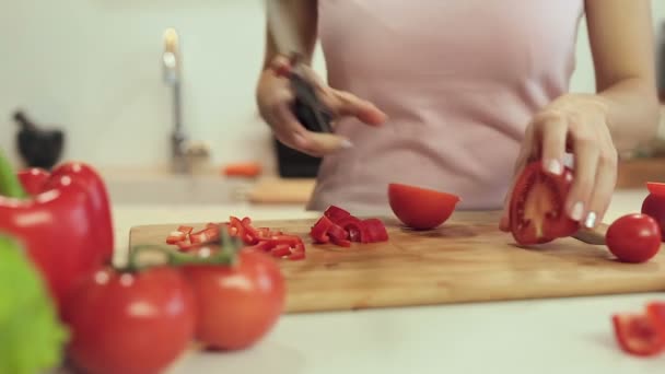 Ferme Mains Féminines Préparant Salade Coupant Les Tomates — Video