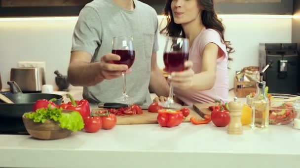 Happy Νεαρό Ζευγάρι Πίνοντας Κρασί Μαγείρεμα Και Φιλιούνται Στην Κουζίνα — Αρχείο Βίντεο