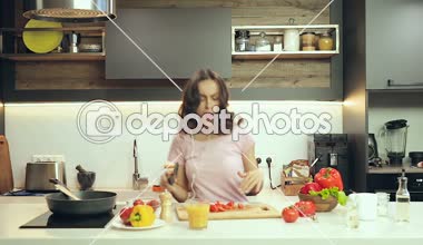 Mutfak dans ve müzik kulaklık dinlemek komik kadın deli. Şaka ve bir yana izlerken erkek arkadaşı.