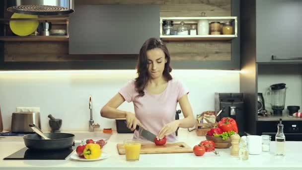 Mujer Joven Linda Divertida Cocinando Escuchando Música Sola Cocina — Vídeos de Stock