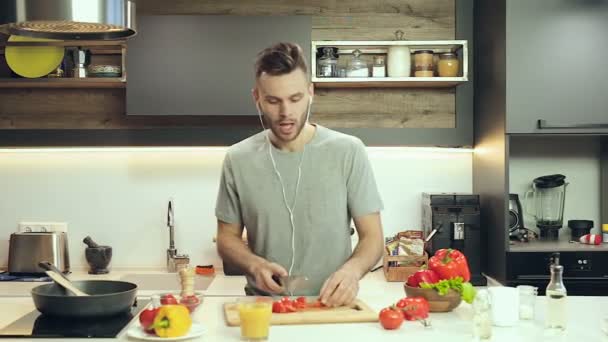 Joven Feliz Cocinando Escuchando Música Cantando — Vídeos de Stock