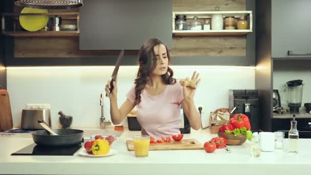 Donna Attraente Buon Umore Divertirsi Ascoltare Musica Ballare Mentre Cucina — Video Stock